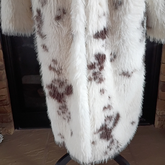 NEW NVLT Anthropologie Cow Print Fuzzy Faux Fur Long Coat Size Large - Picture 4 of 16